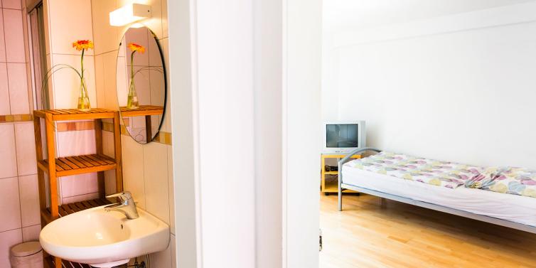 ESL Languages Laimacker shared apartment Alpadia Freiburg
